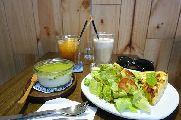 Chez Nous Taipei‧坐擁天窗的南法鄉村小店，一吃就愛上的油封番茄羊乳酪鹹派!!!