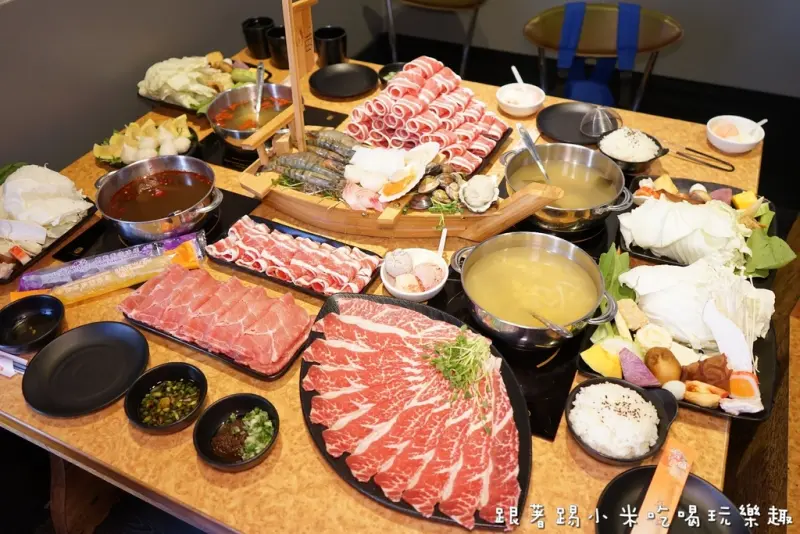 川上火鍋。精緻鍋物-四人海陸套餐超澎湃。加價升級霸王牛超大肉盤涮爽爽。手工熬煮湯頭吃出好滋味--踢小米食