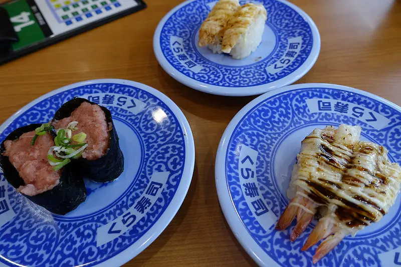 (胖樺食記)一盤四十塊「藏壽司くら寿司(三井 Outlet 林口店)」/逛街之餘享受迴轉壽司的美味/扭蛋