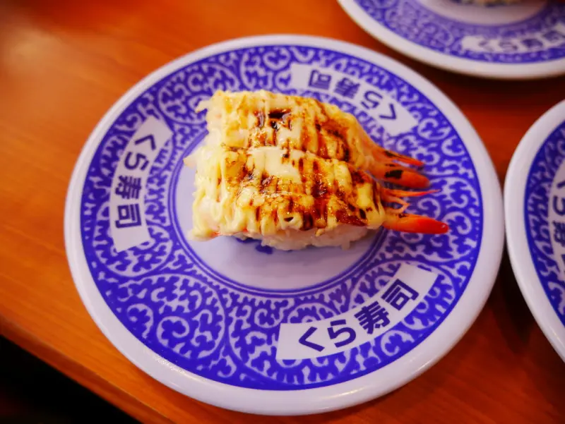 【Angelas日嚐】來自日本大阪的平價壽司，林口三井遠雄Outlet Park超人氣排隊美食【くら寿司 藏壽司】