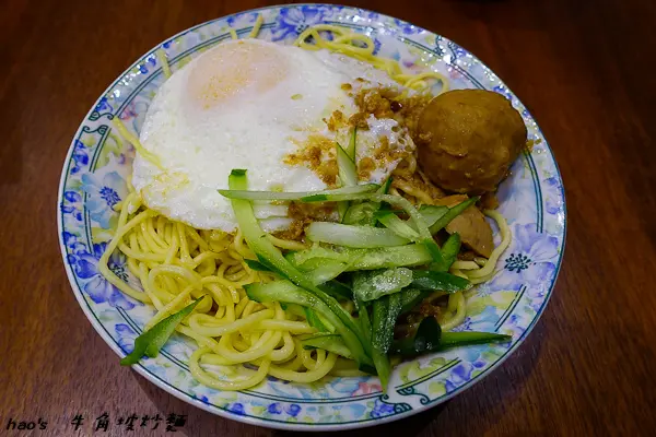 【桃園龜山】牛角坡早餐店 - 特色炒麵先蒸後炒好清爽，獨家辣椒醬超夠味