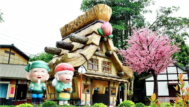 【桃太郎村】南投景點～一秒來到了日本童話世界，充滿著日式傳統建築，是全家出遊的好場所，桃太郎的家、超級大桃子、老爺爺奶奶公仔等，惡魔島也都出現在這