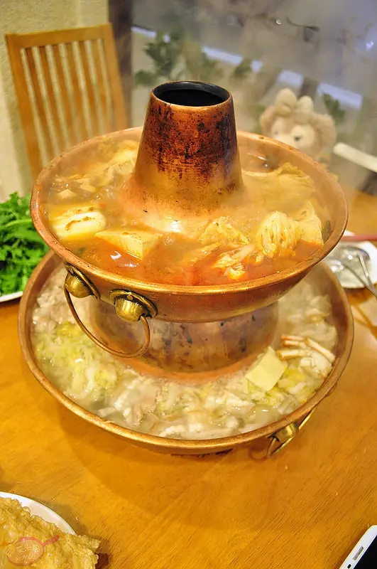 徠圍炉北方風味館 台中店。雙層炭火銅鍋 兩款風味一次到位。道地東北家鄉味在這裡原汁原味重現了。酸菜白肉鍋、手工麵食值得大力推薦