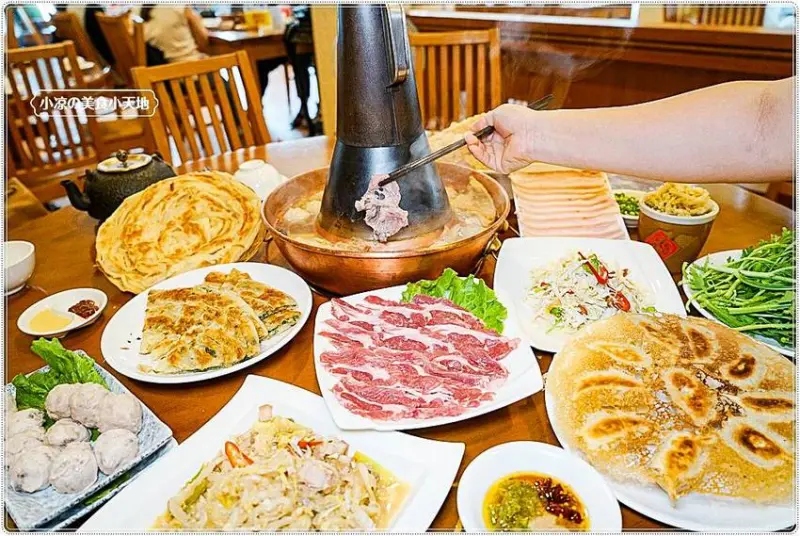 台中少見道地炭火北平涮羊肉鍋，肉香甜零羶味，還可變化成酸菜白肉鍋，一鍋兩吃超滿足，美味的北方麵點推薦必點！