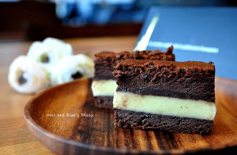 【林口outlet】法國秘密甜點在林口三井 MITSUI OUTLET PARK開設門市了，超人氣商品:諾曼地牛奶蛋糕、純手工巧克力牛奶蛋糕，不只是團購美食也可當彌月蛋糕。上班這黨事節目推薦