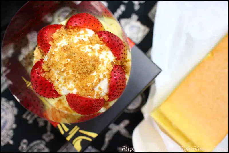 [ 新北林口．機場捷運線A9站美食 ] 林口三井outlet地下美食街：法國的秘密甜點～招牌諾曼地蛋糕外表平凡入口令人驚豔