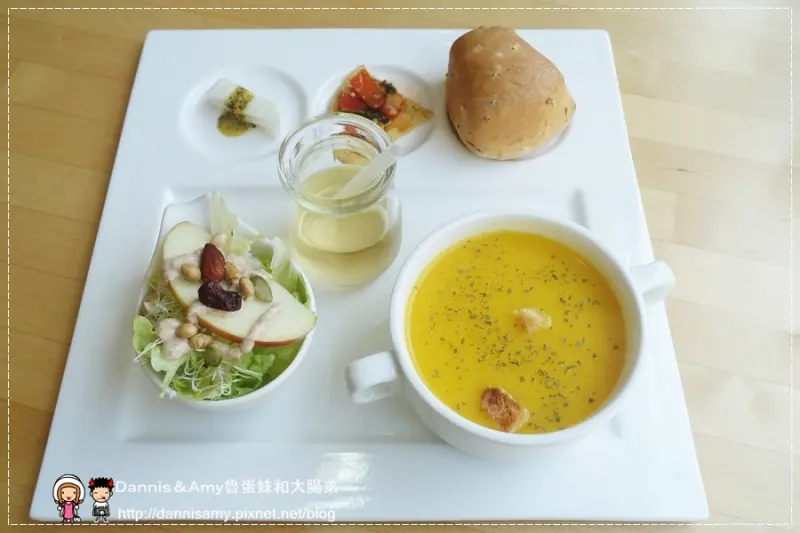  《台中好吃素食餐廳推薦》White Kitchen懷特廚房素食無國界料理-義大利麵。焗烤。火鍋。飲料︱創意蔬食異國料理 中國醫藥大學附近 (附影片）