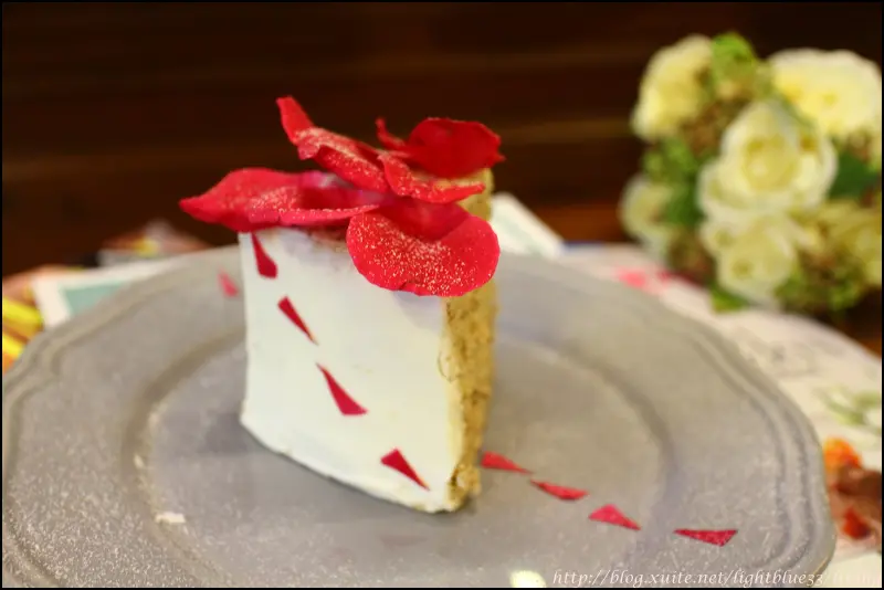 [ 101世貿站美食 ] 淺藍 × I met you cafe～誘人玫瑰戚風蛋糕，店內好拍，飲料大杯有誠意的好店