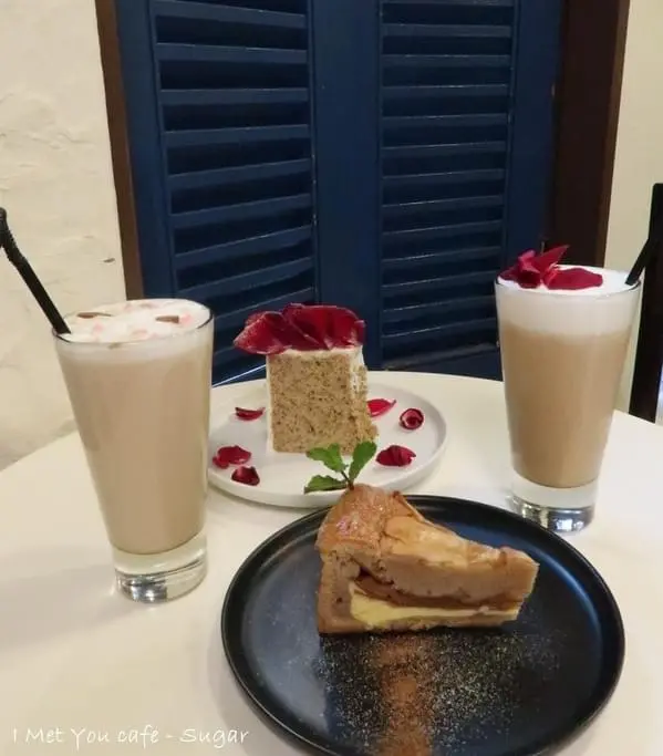 【食-台北信義區】唯美玫瑰伯爵戚風蛋糕，再與玫瑰拿鐵一起共進午茶 - I Met You Cafe        
      