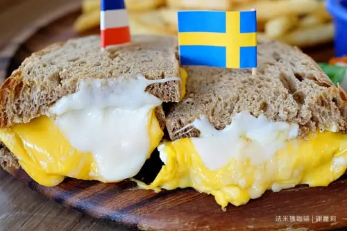 《三重♥食記》法米雅咖啡 Famiglia Café。不限時、提供WIFI、提供插座，半流動的三種起司帕尼尼超融化人心的啦！(菜竂站)