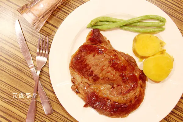 【新北市板橋區。簡餐】花園廚房 林家花園 簡餐平價美食推薦 原肉牛排好吃香嫩多汁 板橋府中站