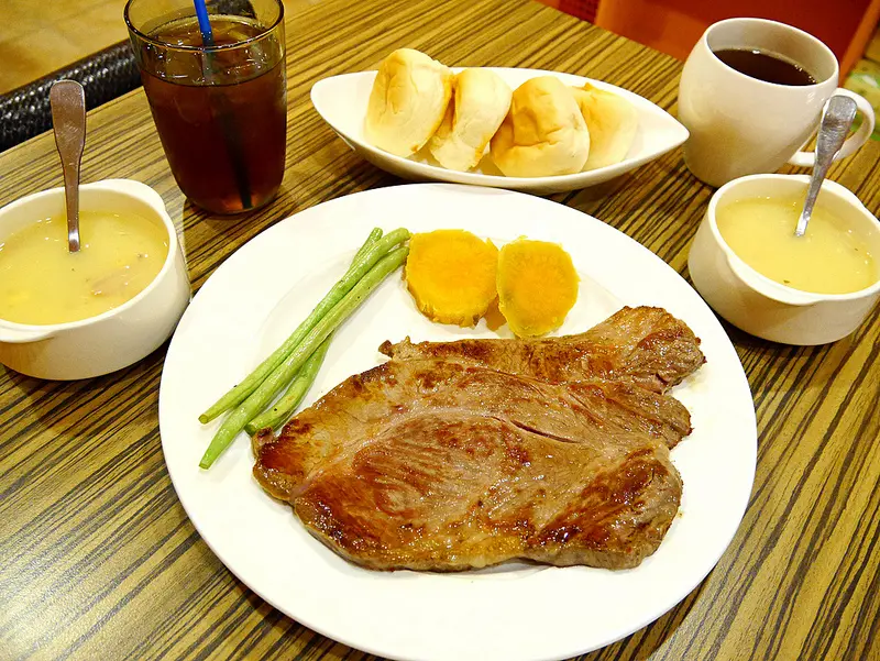 花園廚房給你比臉還大的平價好吃多汁牛排