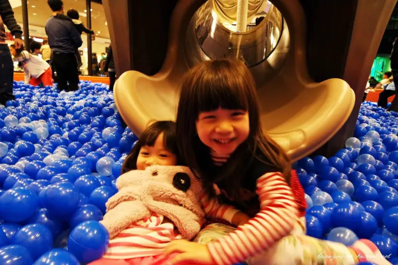 ﹝林口﹞三井OUTLET 「PLUS SEGA」虛擬親子互動樂園&八萬顆海洋球池 畫中的動物從紙上跑出來啦