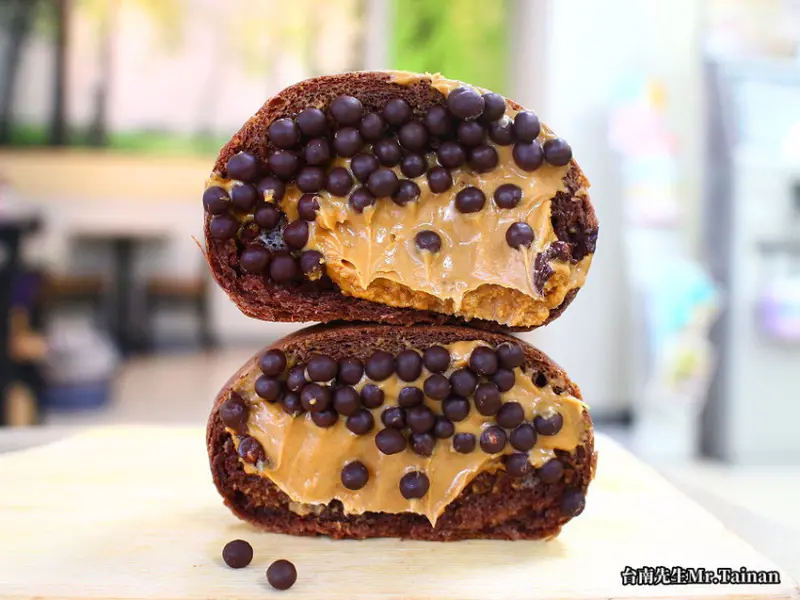 台南麵包店／限量供應沒預訂很難買得到／下午才營業只賣2.5小時／超隱密巷弄美食／沒有在地人帶路找不到／每天產品不一樣永遠吃不膩