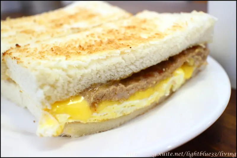 [ 市府站．松菸松山文創園區週邊美食 ] 真芳碳烤吐司／紅茶牛奶～溫暖而有朝氣的早餐，豬肉蛋起司吐司，粉漿蛋餅