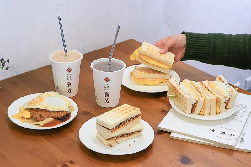 【台北十大必吃早餐】真芳碳烤吐司紅茶牛奶：台北人早起吃早餐還沒吃過這間就落伍了。