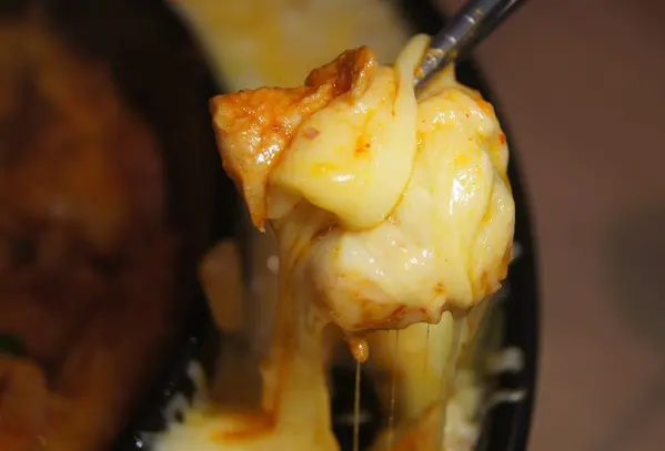 高雄最夯排隊名店 OMAYA乳溝起司春川炒雞  高雄博愛店，李光洙愛情起司春川炒雞鍋、銅盤烤肉、棉花糖氣泡飲