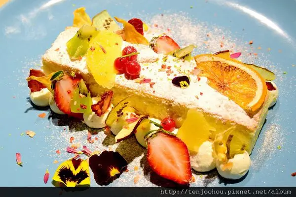 花花，甲飽沒【台北食記】REVEL eatery & juice bar 樂福餐廳 女孩必吃！東區平價夢幻甜點推薦