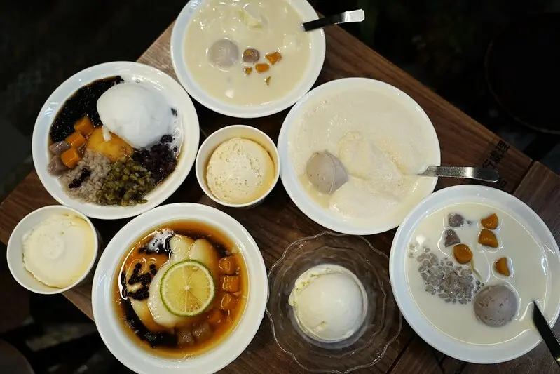 【台灣，嘉義市美食】文化路夜市的美味豆花～品安豆漿豆花；有一種餓是阿伯怕你餓（笑）。
