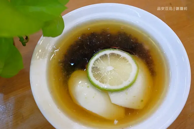 《嘉義♥食記》品安豆花。孩堤時代的古早風味 在地人氣必吃甜湯，加了檸檬汁與焦糖的豆花竟然會如此好奇又驚喜！