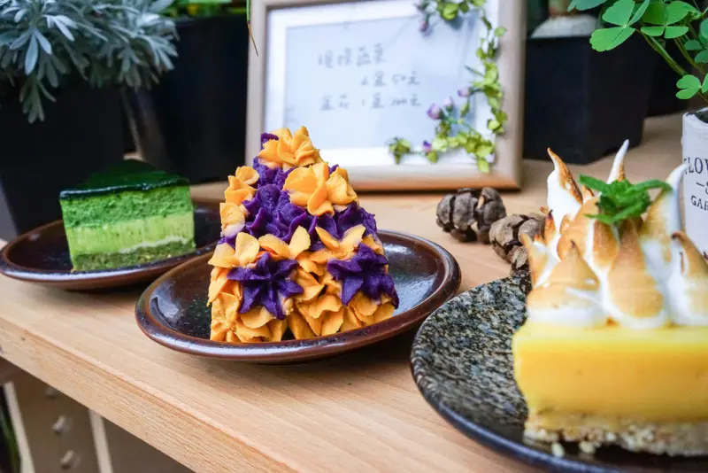 『好雙2ins:H Cafe X 魔王佩』高雄鹽埕區 愛河周邊鄉村風甜點 被滿滿植物圍繞吧『內文有店家資訊』