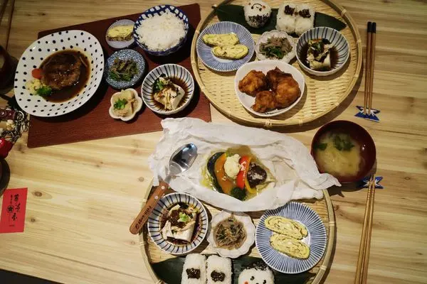 高雄左營區=<食>開動了 日本家庭料理~不推不行的溫暖日本家庭式料理＊沒有預約還吃不到甚至預約還要三顧茅廬的概念＊飯糰超吸睛=