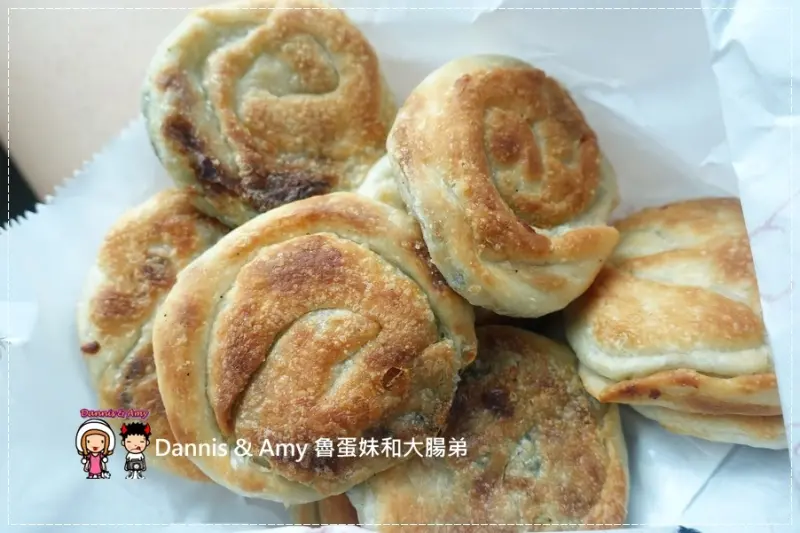 《基隆推薦早餐》陳家蔥油餅  餛飩湯 先煎再烤的袖珍型迷你尺寸葱油餅︱好吃又香的人氣排隊店