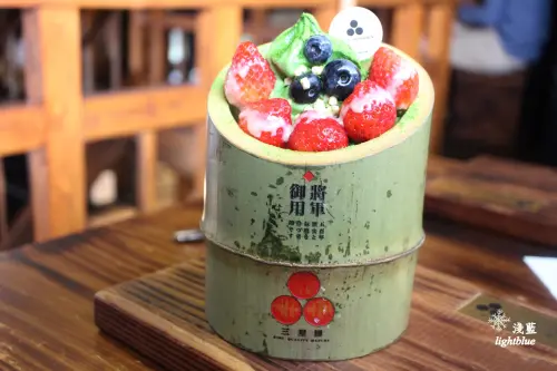台中美食：淺藍 × 三星丸～草莓季限定必吃草莓御判燒、山城花魁、山城盛宴，滿滿的抹茶加草莓大平台!