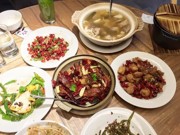 【台中。食】開飯川食堂（台中大遠百店）// 環境明亮舒適  嗜辣者聚會好所在