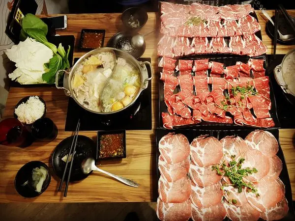 新北永和【沸騰極緻涮涮鍋】超大肉盤比臉大現在正夯!!