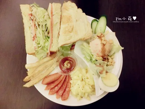 Armin Brunch&Coffee阿曼早午晚餐。超萌店狗法鬥阿曼!豬排咖哩飯超級好吃!早午餐份量足夠!寵物友善餐廳!