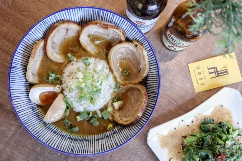 找地方坐 Have a Seat｜台北美食｜大同區，近中山捷運站。咖哩專賣。喧鬧的台北市南京西路與京站轉運站商圈，藏在大廈叢林的貳樓，是個適合一個人或是與朋友放鬆閒聊的好處所喔！