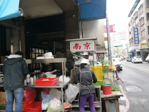 [台中西區]南京水餃鍋貼專賣，鍋貼真的很不賴~可以去認識看看。        
      