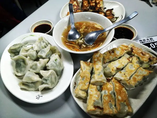 【台中美食】南京水餃鍋貼專賣店  ‖ 平民美食 ‖水餃大顆飽滿、鍋貼酥脆多汁 。