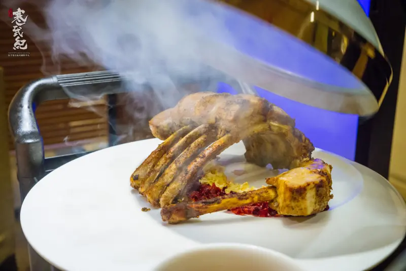 【中肯‧食記】二訪！宸市私廚料理‧捷運大安站｜濃香核桃木燻豬針骨‧霸氣黑蒜頭牛肚菌鍋！