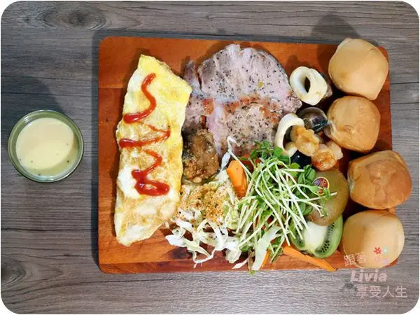 美食。餐廳│ 新北市中和區 南勢角捷運站 尼克叔叔創意廚房 巷弄隱藏版美食  鬱金香海鮮飯超特別 咖啡/手作甜點 ❤跟著Livia享受人生❤