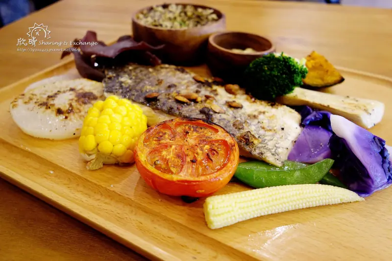 【新竹美食】腰果花砧板原食料理+有氣氛的聊天餐廳、一天各類營養所需、五顏六色的食材、