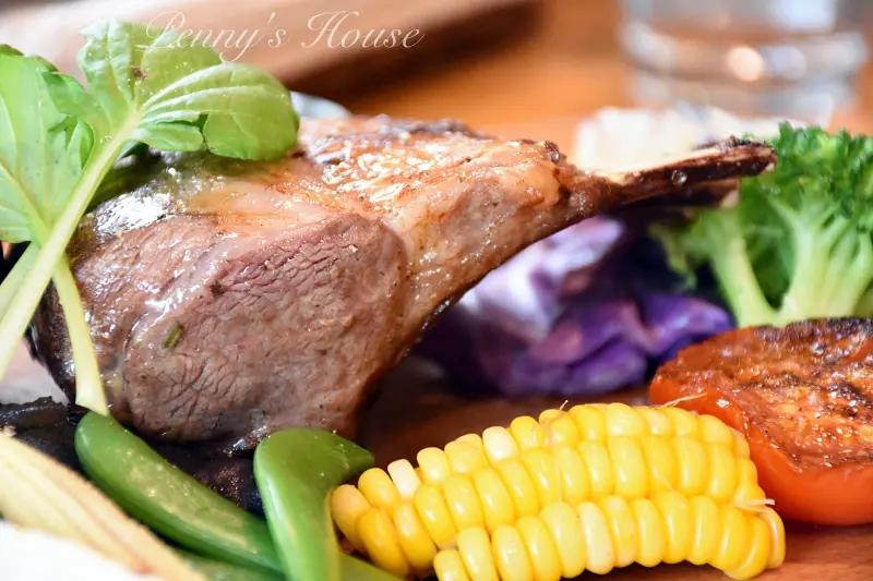 新竹美食推薦：公道五路的繽紛飲食 - 腰果花砧板原食料理超好吃羊排和蔬菜  (二訪紀錄) 健康飲食/低溫烹調
