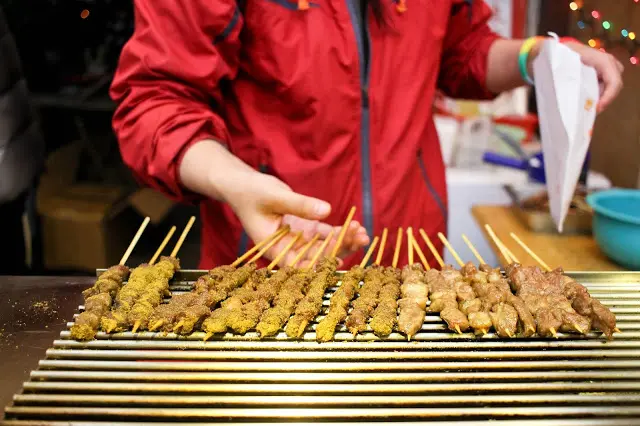 
花蓮東大門觀光夜市~小春+李記廣東粥+正宗石板烤肉+果真好吃~
