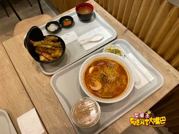台北101美食街推薦》MaMak檔 菜單價位大公開！台北信義區必吃小吃餐廳美食~推薦海南雞腿飯、辣死你媽椰漿飯、咖哩叻沙麵。