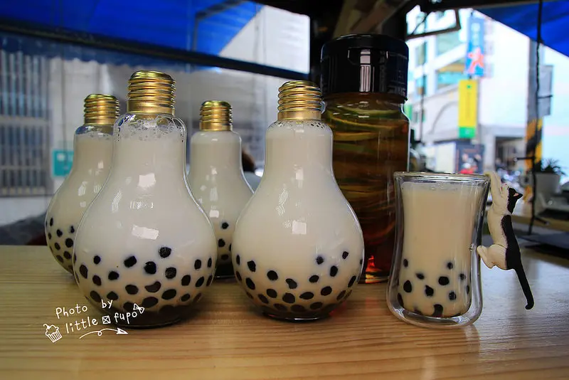 [彰化美食] 超酷的奇幻燈泡飲，訂單排到三月，蜂蜜調和鮮奶的微甜好滋味，玻璃罐超有質感，活力健康天然餐飲HolyDetox。