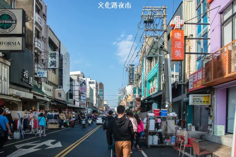 ｜嘉義景點｜文化路夜市，來嘉義必逛的景點，超多必吃的在地美食 - 阿婷的旅行札記。