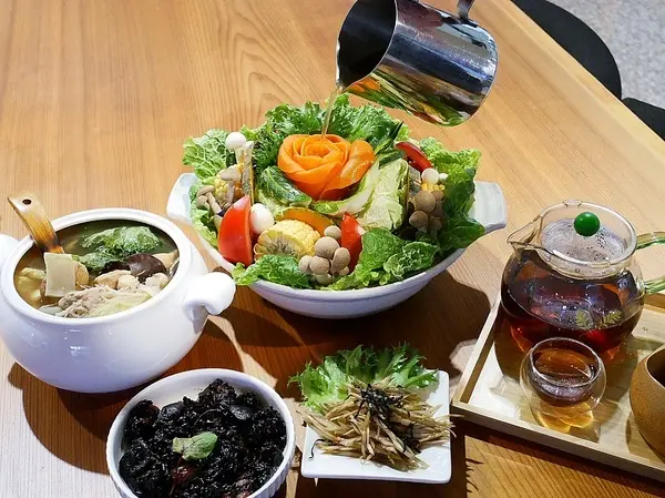 食蔬茶齋-台南蔬食餐廳  超有禪意的蔬食料理  還有現沖台灣茶  隱藏版雕花火鍋記得預約