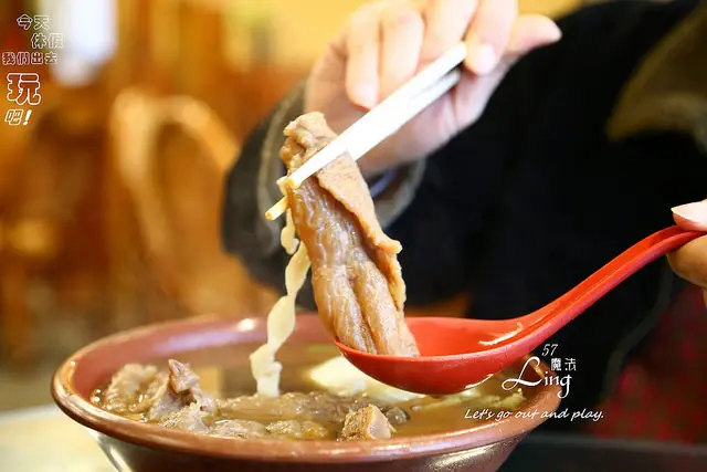 [桃園♥ 龍潭]中壢新老牌牛肉麵。牛肉也太大塊.蔬菜也太大片