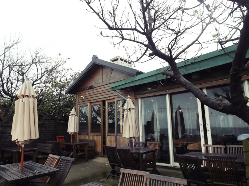 台北美食 ▎公雞咖啡Le Coq│三芝淺水灣咖啡廳│聽海、看夕陽的一餐。[大花說]