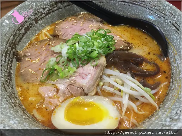 【台中踩點趣】台中西屯區逢甲商圈的驚艷等級拉麵店～京風堂拉麵　傳自京都的美味感受　近逢甲大學、激旨燒鳥、熊掌包、冰火波羅包！        
      