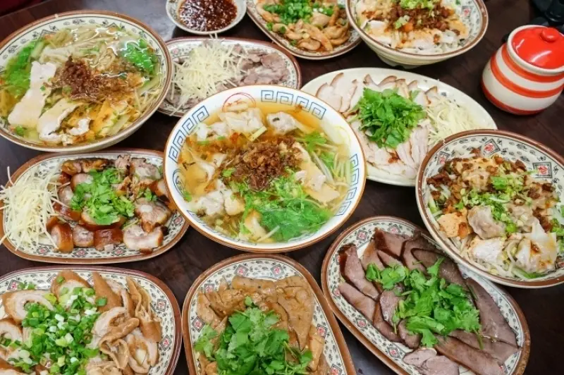 跳躍的宅男 - 這家麵店獨特煙燻小菜也太美味了吧 招牌三角肉 豬尾巴 豬肝等小菜超好吃-慶豐麵店 花蓮吉安美食