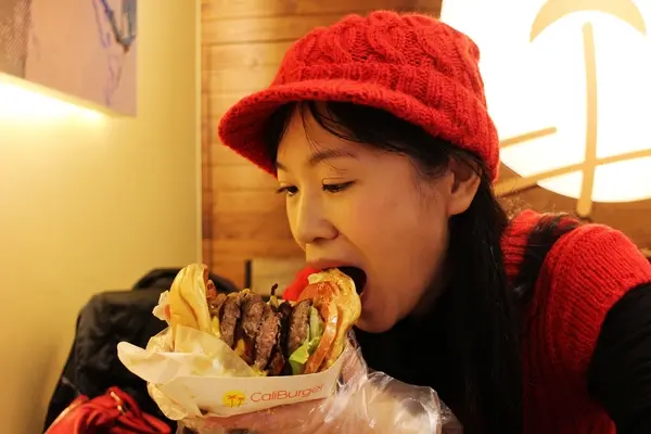 把嘴巴張到最大就對了『CaliBurger(西門店)』梁靜茹開的漢堡店