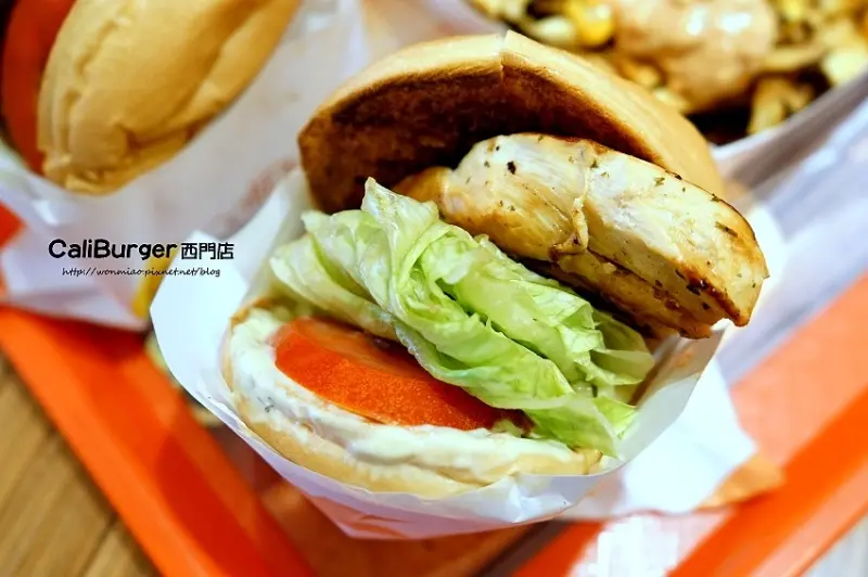 【西門町美食】 ✿ CaliBurger 西門店 ✿ 風靡十多個國家的加州風漢堡 / 牛肉堡 / 雞肉堡 / 聚餐  推薦 （菜單 / 價目表）