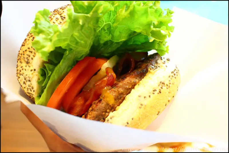 [ 新北林口．機場捷運線A9站美食 ] 林口三井outlet：KUA AINA～來自夏威夷、全世界最好吃、歐巴馬最愛的漢堡！三明治、焦糖布蕾鬆餅也令人驚豔